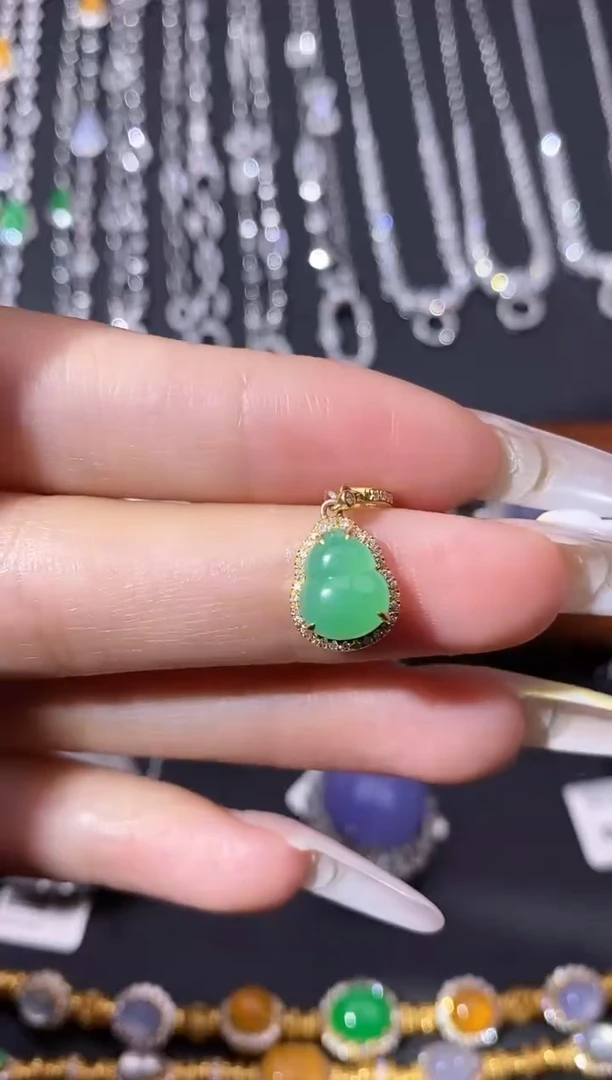 颈饰18K金镶嵌翡翠吊坠