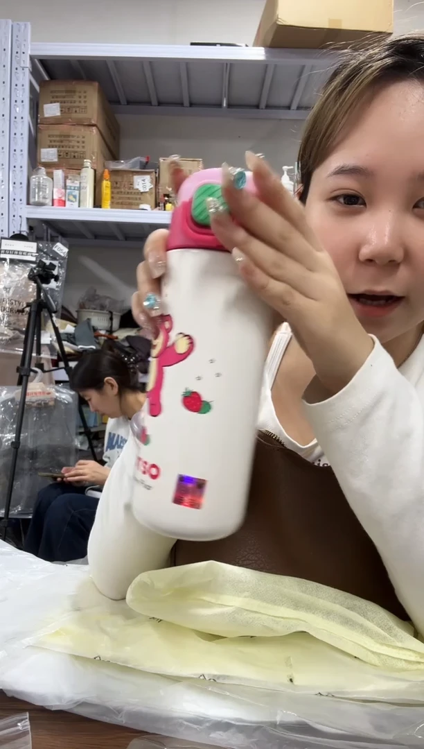 PVC给主播点点小红心 草莓熊水杯
