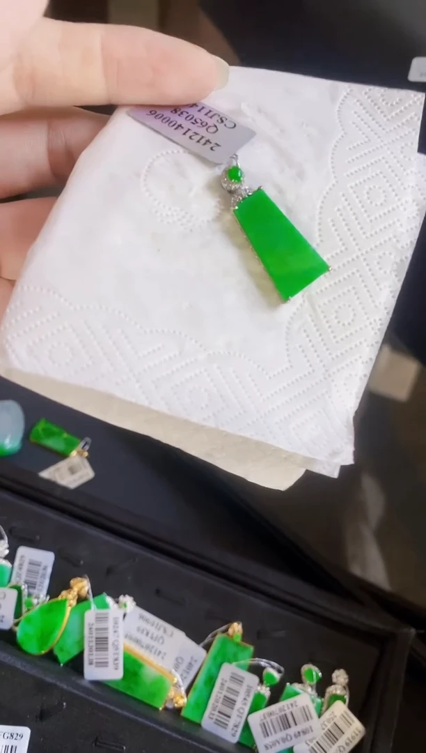 颈饰18K金镶嵌翡翠无事牌