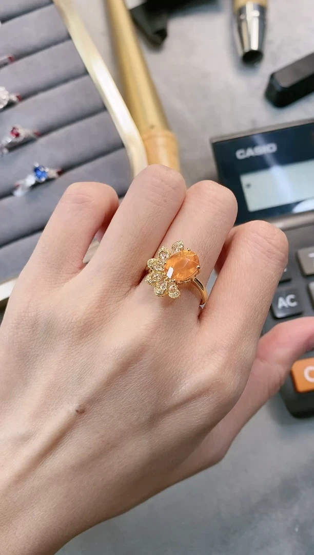 18K金镶嵌戒指石榴石（芬达石）·
