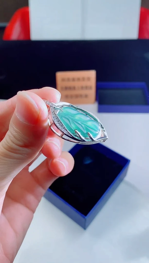 颈饰未镶嵌翡翠