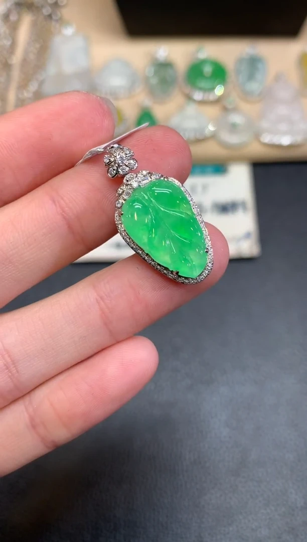 【闪购商品】翡翠颈饰18K金镶嵌叶子【无服务费】