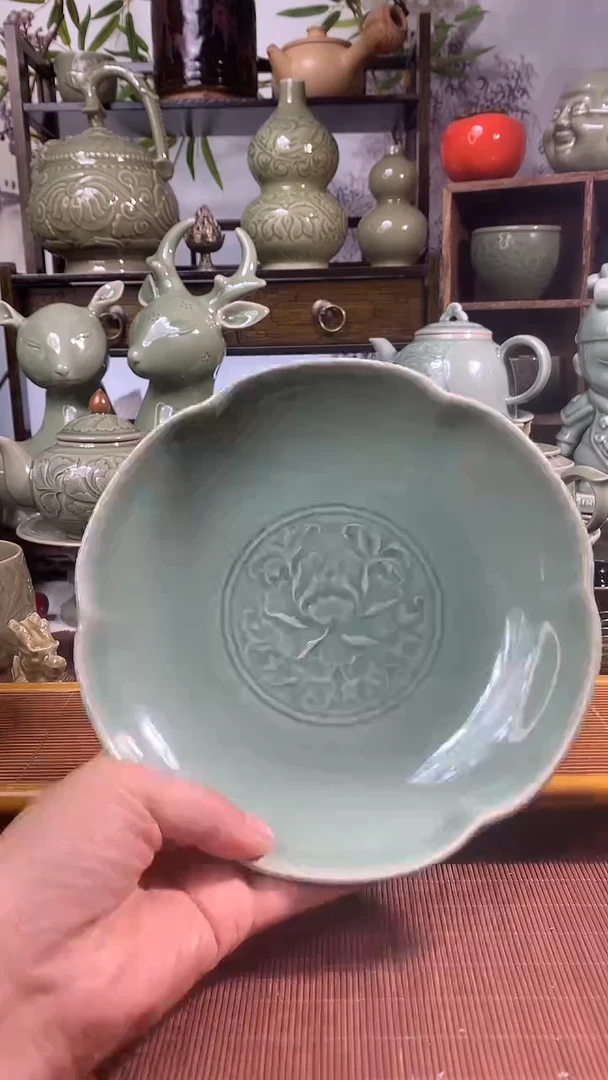 现代耀州窑青瓷六瓣花口盘18.5CM一只