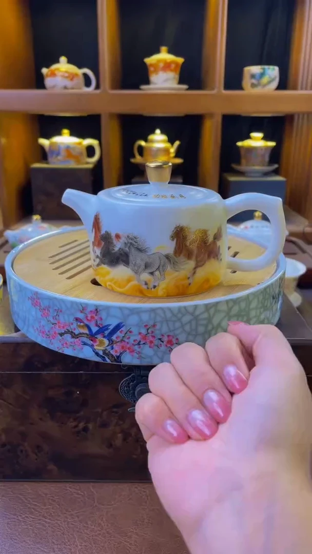 羊脂玉万马奔腾壶