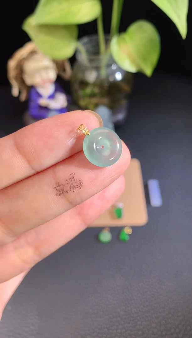 颈饰18K金镶嵌翡翠源头工厂天然翡翠A货，福利价