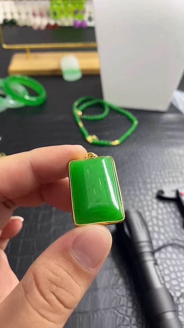 颈饰14K金镶嵌翡翠C560