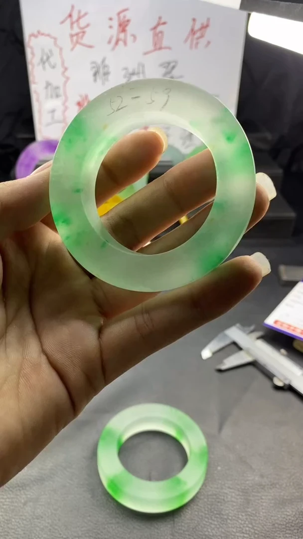 玉冰绿飘花手镯毛坯