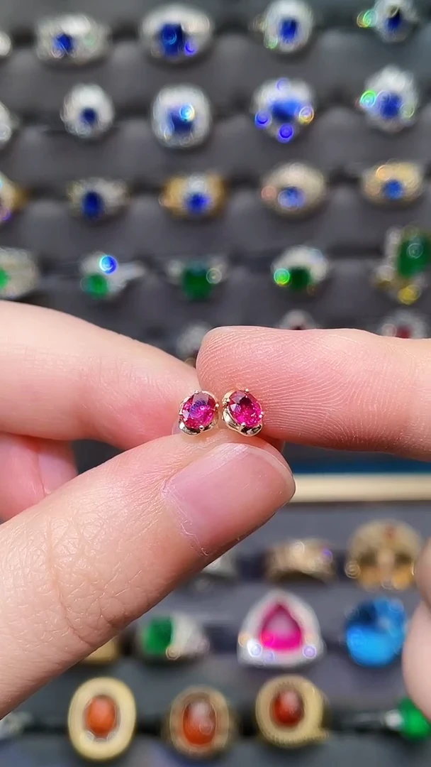 耳饰18K金镶嵌红宝石无烧0.45ct