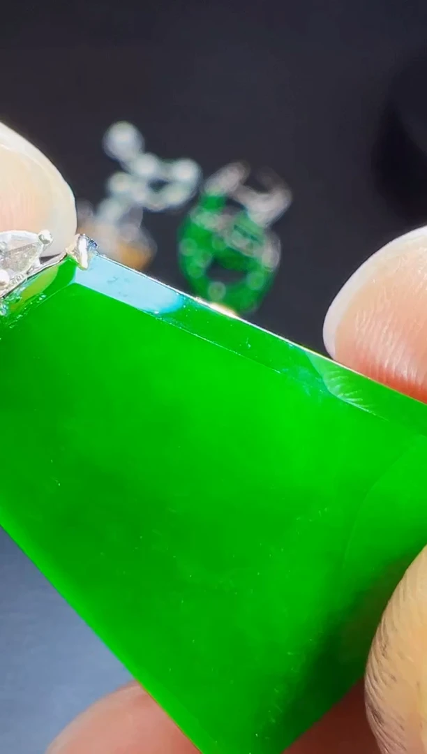 颈饰18K金镶嵌翡翠l****3翡翠