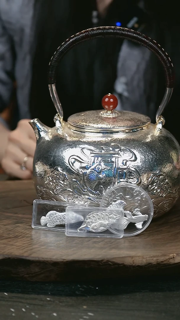 手工鱼跃龙门素面锤纹提梁银壶999