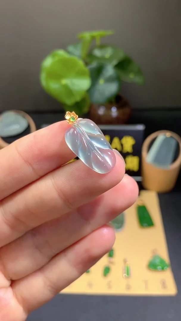 翡翠18K金镶嵌颈饰翡翠A货
