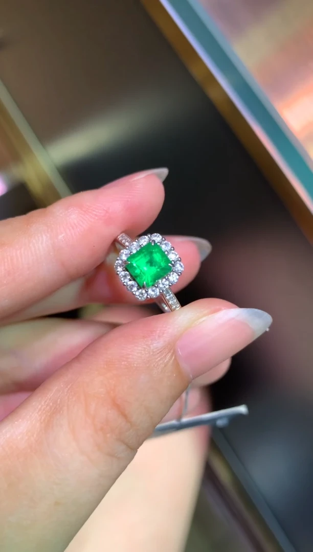 祖母绿戒指18K金镶嵌0.9ct