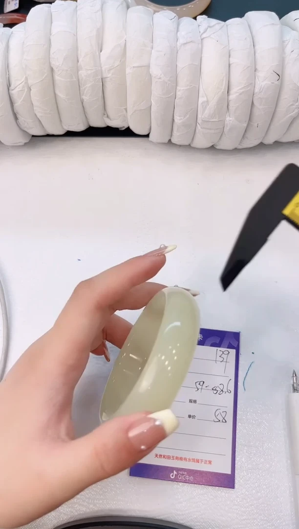 未镶嵌手镯石英质玉H139