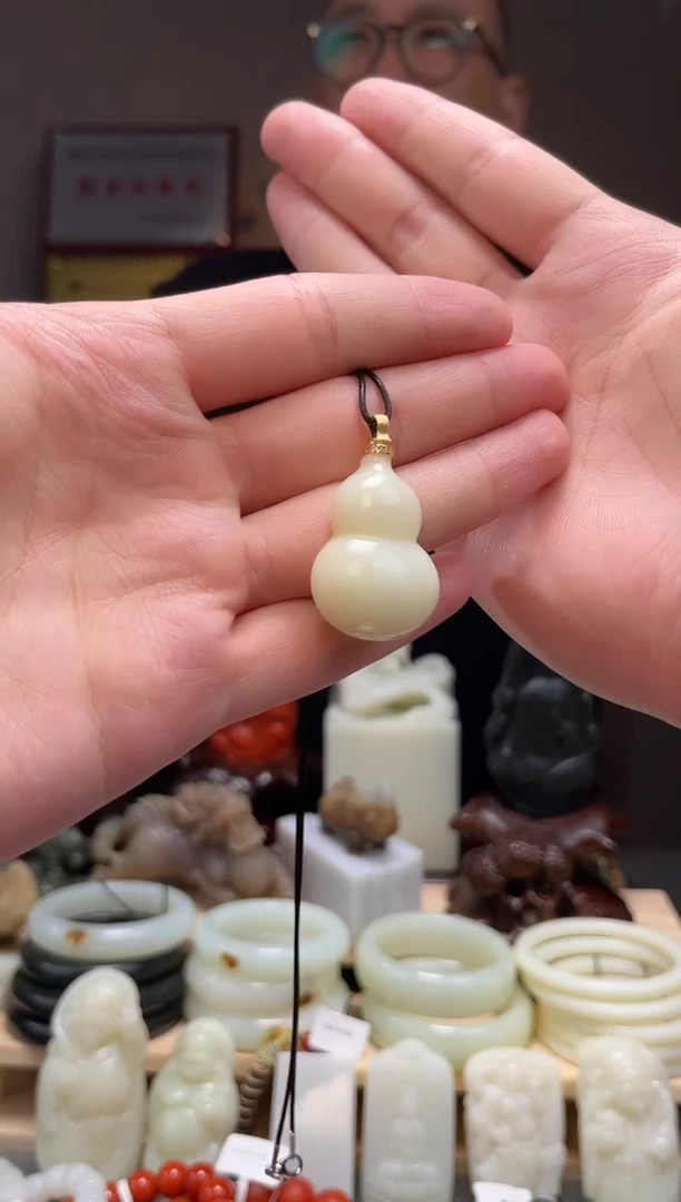 颈饰未镶嵌和田玉吊坠