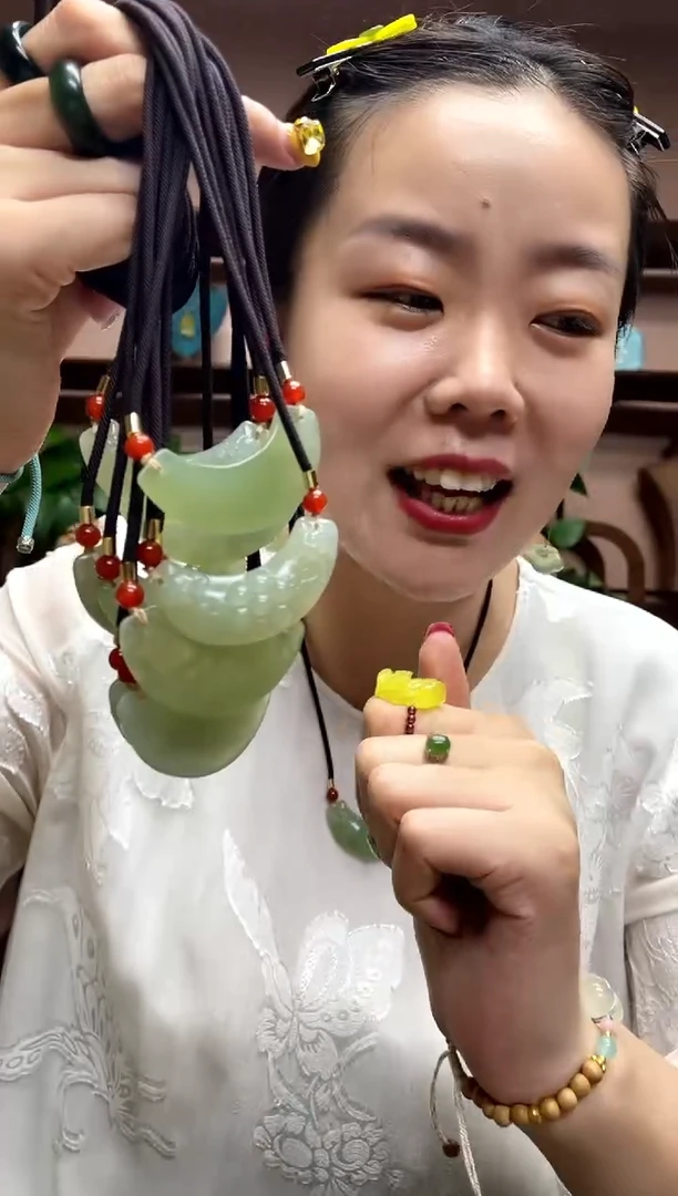 岫玉未镶嵌吊坠多样性发货发其中之一