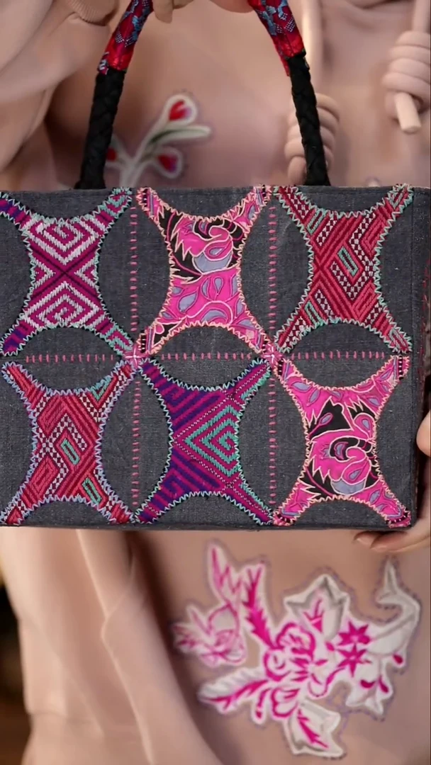 刺绣私人定制苗族手工包S9819