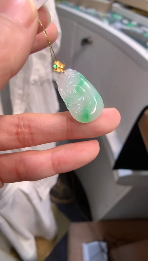 颈饰18K金镶嵌翡翠如意