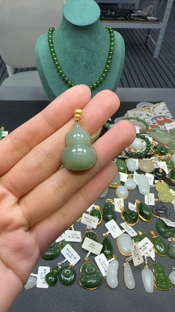 18K金镶嵌和田玉挂件1