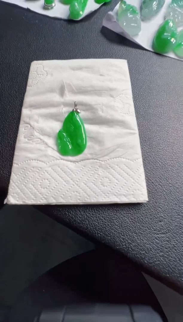 18K金镶嵌翡翠耳饰980