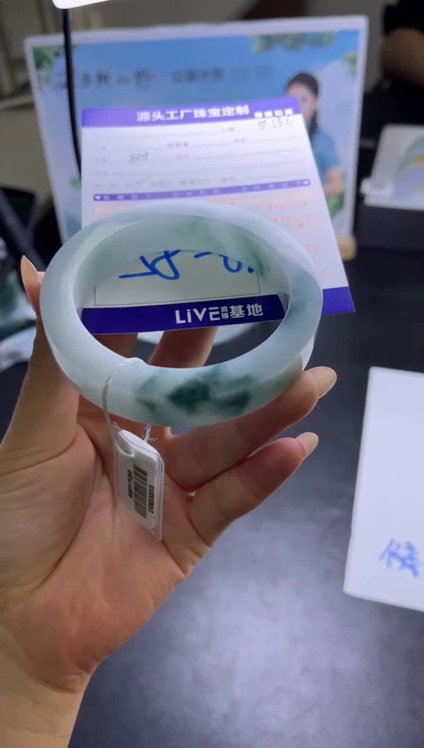 未镶嵌手镯定制翡翠好**?定制不退不换