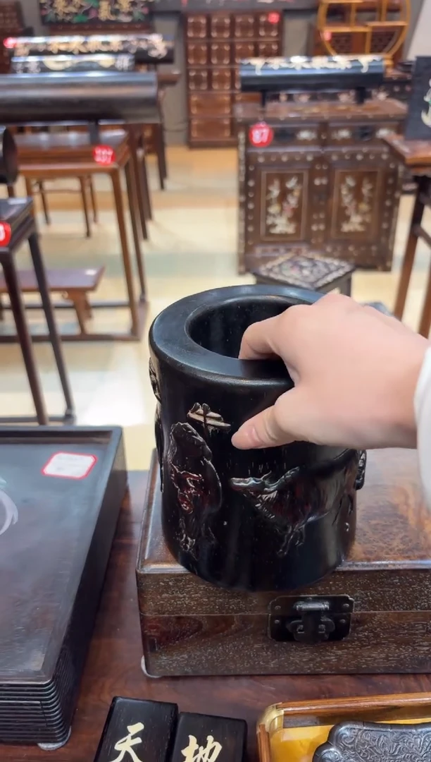 木紫檀五牛图笔筒