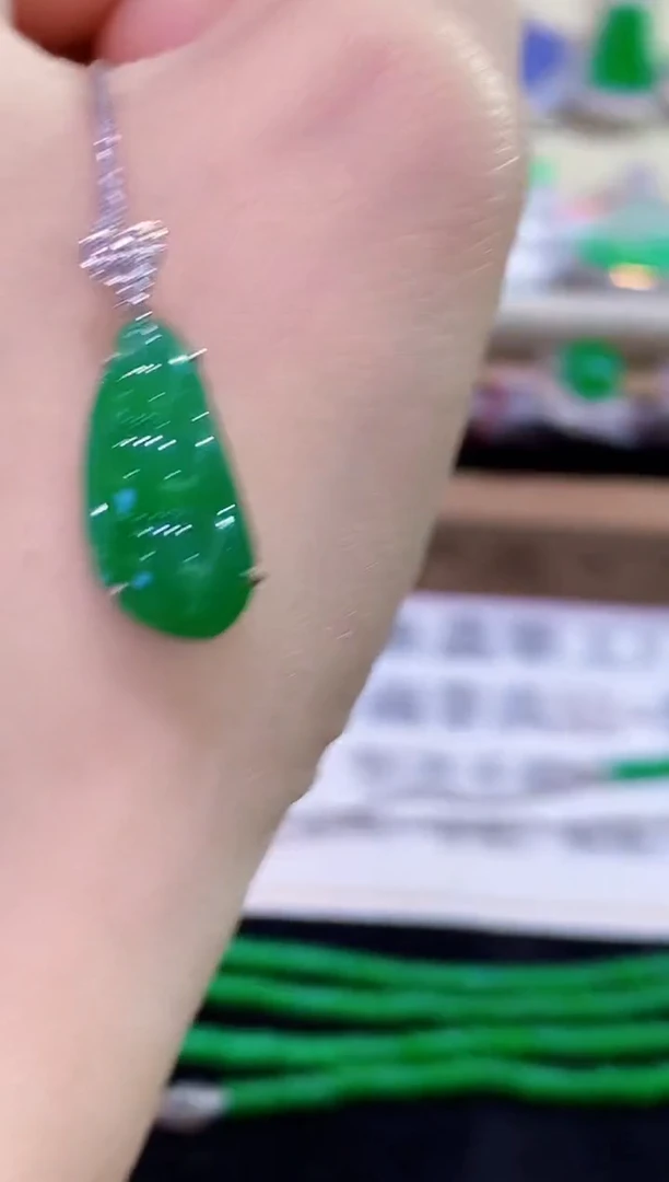 吊坠(不含链)18K金镶嵌翡翠多样性发其一