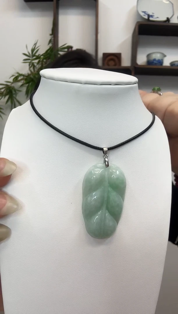 颈饰银S925镶嵌翡翠叶子赠皮绳-微瑕