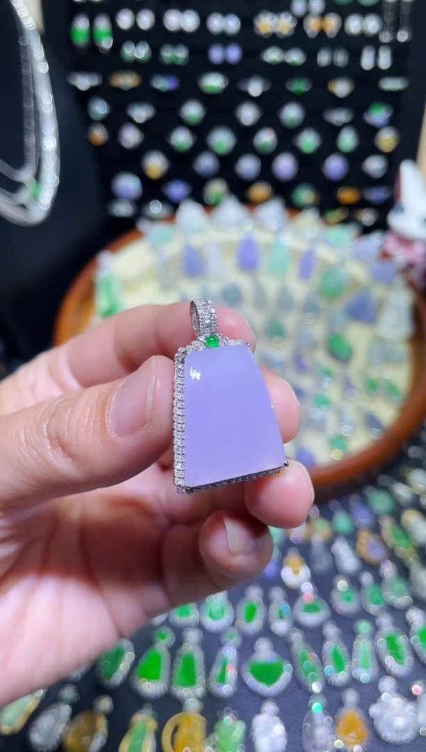 颈饰18K金镶嵌翡翠高冰粉紫无事牌吊坠