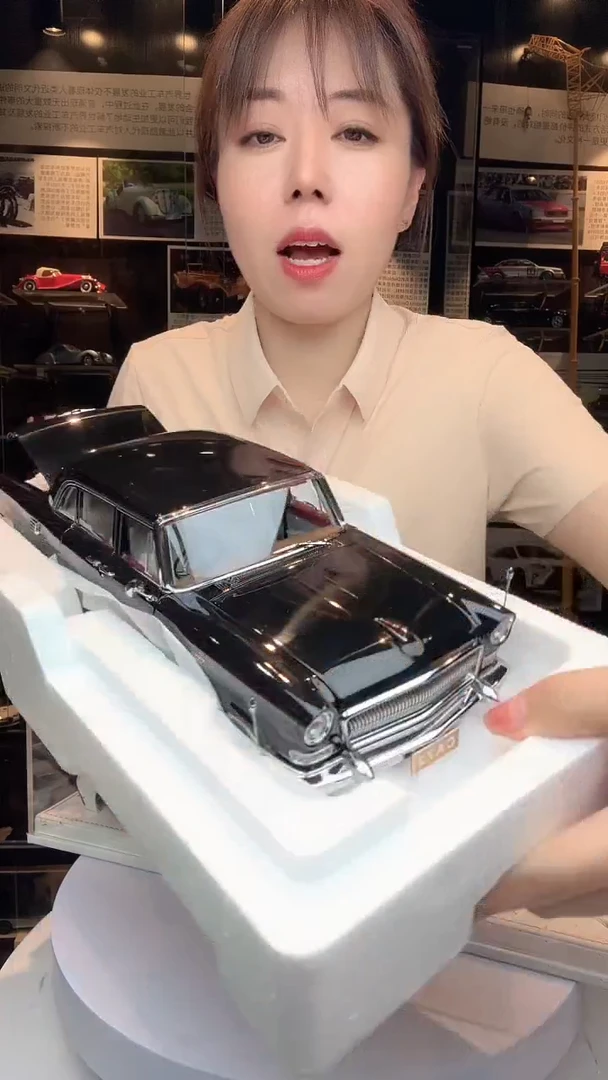 1/18红旗CA72少雨刷，少备胎，少卡片