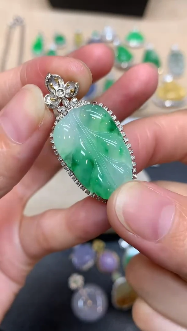 颈饰18K金镶嵌翡翠树叶【无服务费