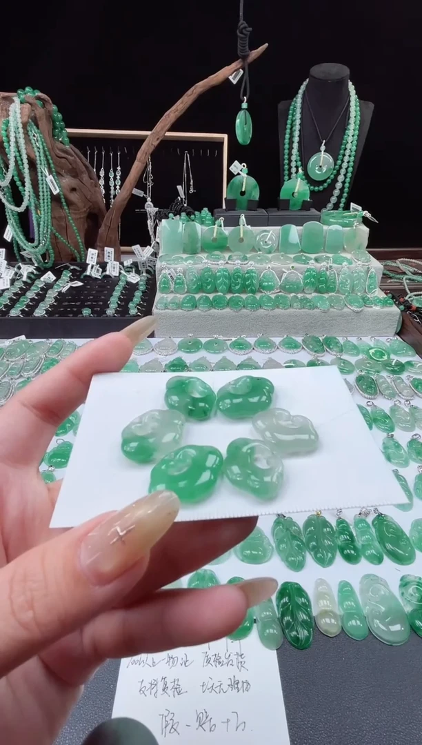 吊坠(赠链)未镶嵌石英质玉（非洲翠）30.200祥云锁