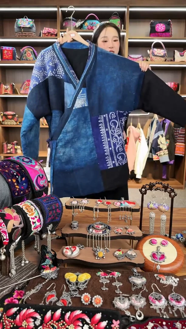 【闪购商品】织绣A14蒙阿苏苗绣传承