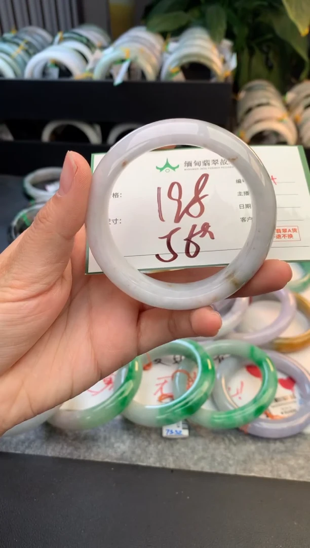 未镶嵌定制翡翠毛货需精细抛光+多人