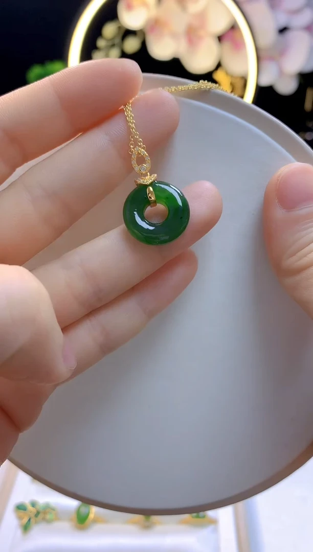 和田玉银S925镶嵌吊坠(赠链)有小黑点猕猴桃碧玉平安扣