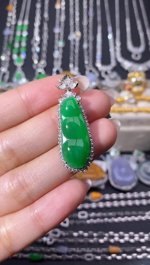 颈饰18K金镶嵌翡翠“****”吊坠