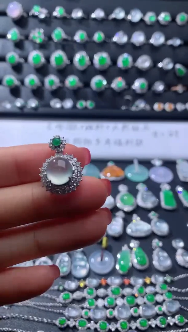 颈饰18K金镶嵌翡翠18K翡翠