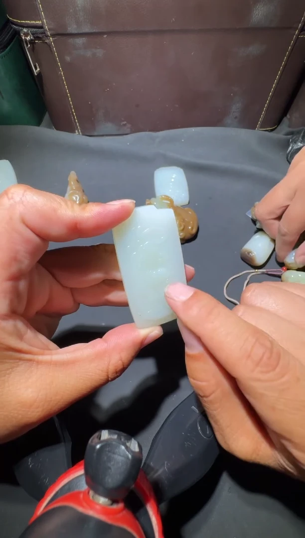 未镶嵌和田玉（糖玉）车挂和田玉