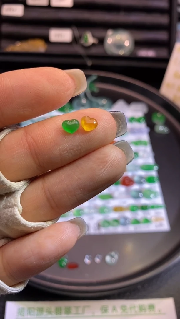 翡翠挂件未镶嵌爱心