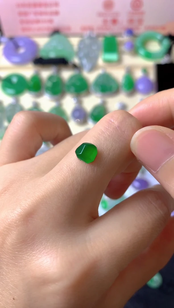 未镶嵌定制翡翠c****l裸玉（客户意向镶嵌）