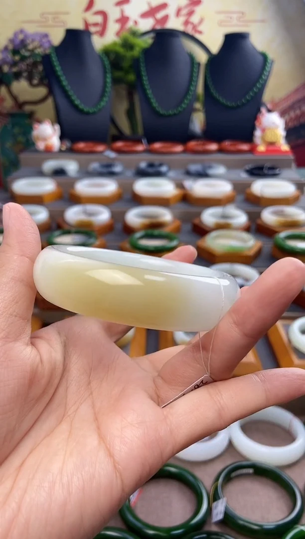 未镶嵌手镯和田玉糖白手镯