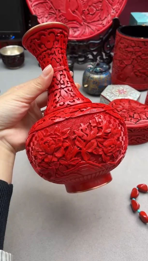 扬州漆器雕漆小天球瓶