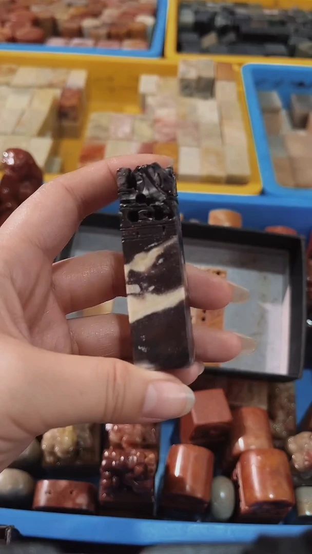 老挝石大*瑕疵不规则章带雕钮