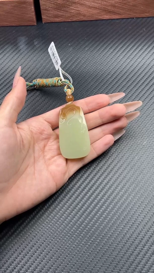 吊坠(赠链)未镶嵌和田玉琥*若羌微色差吊坠