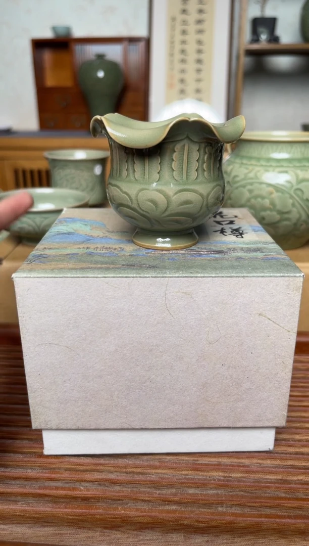 瓷器耀州窑纯手工花口尊  微瑕