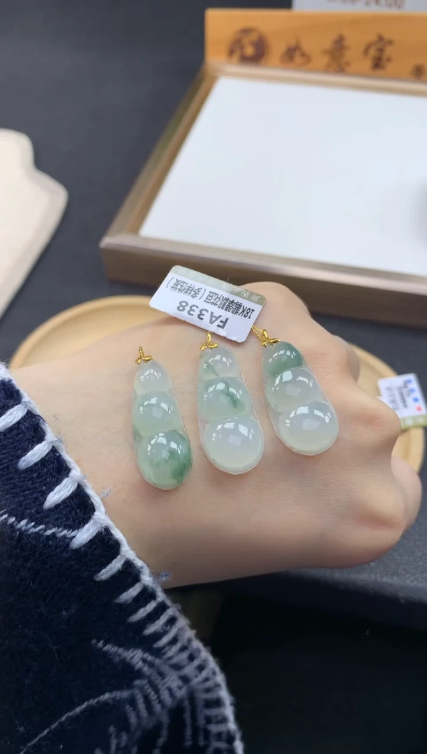翡翠18K金镶嵌颈饰FA338 翡翠飘花豆 多样性发其一