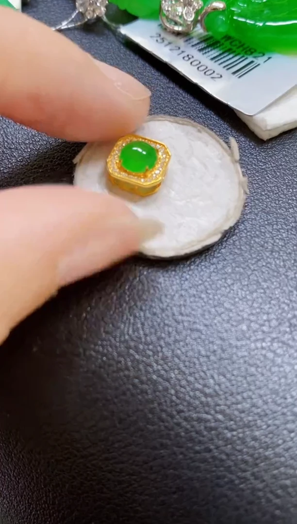 颈饰18K金镶嵌翡翠吊坠