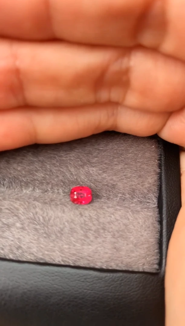 未镶嵌裸石定制尖晶石枕型 红绝地 0.77ct