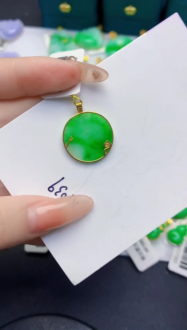 颈饰18K金镶嵌翡翠缅甸天然翡翠A货