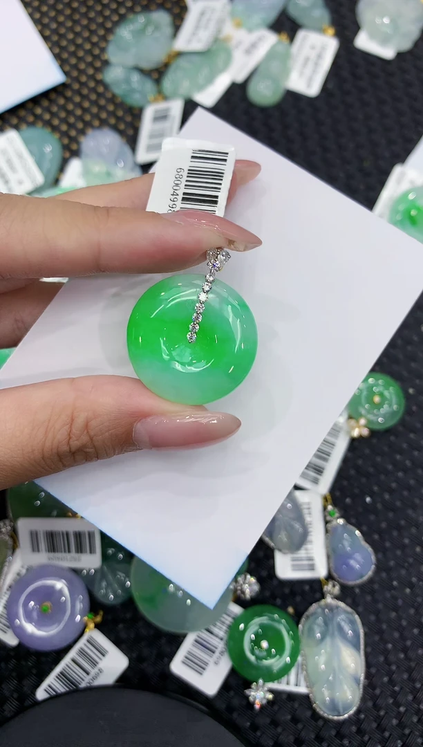 翡翠18K金镶嵌颈饰111111111111