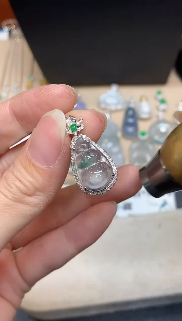 吊坠(不含链)18K金镶嵌翡翠福豆【无服务费